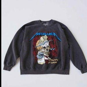 oversized Metallica sweatshirt